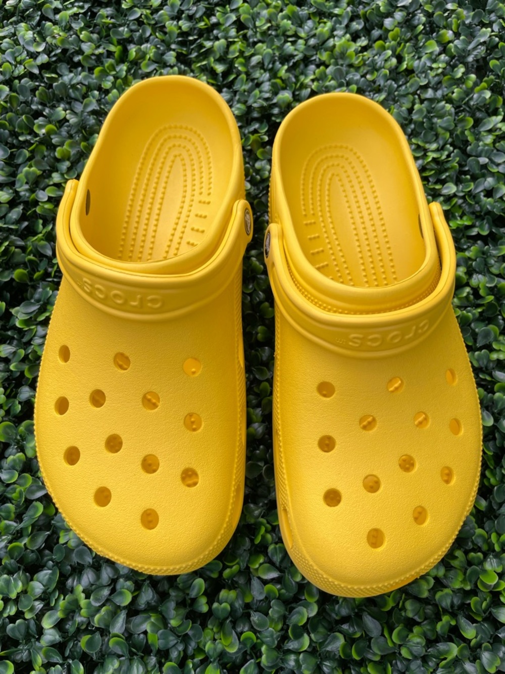Crocs men’s  Classic Clog in Bright Yellow size 11